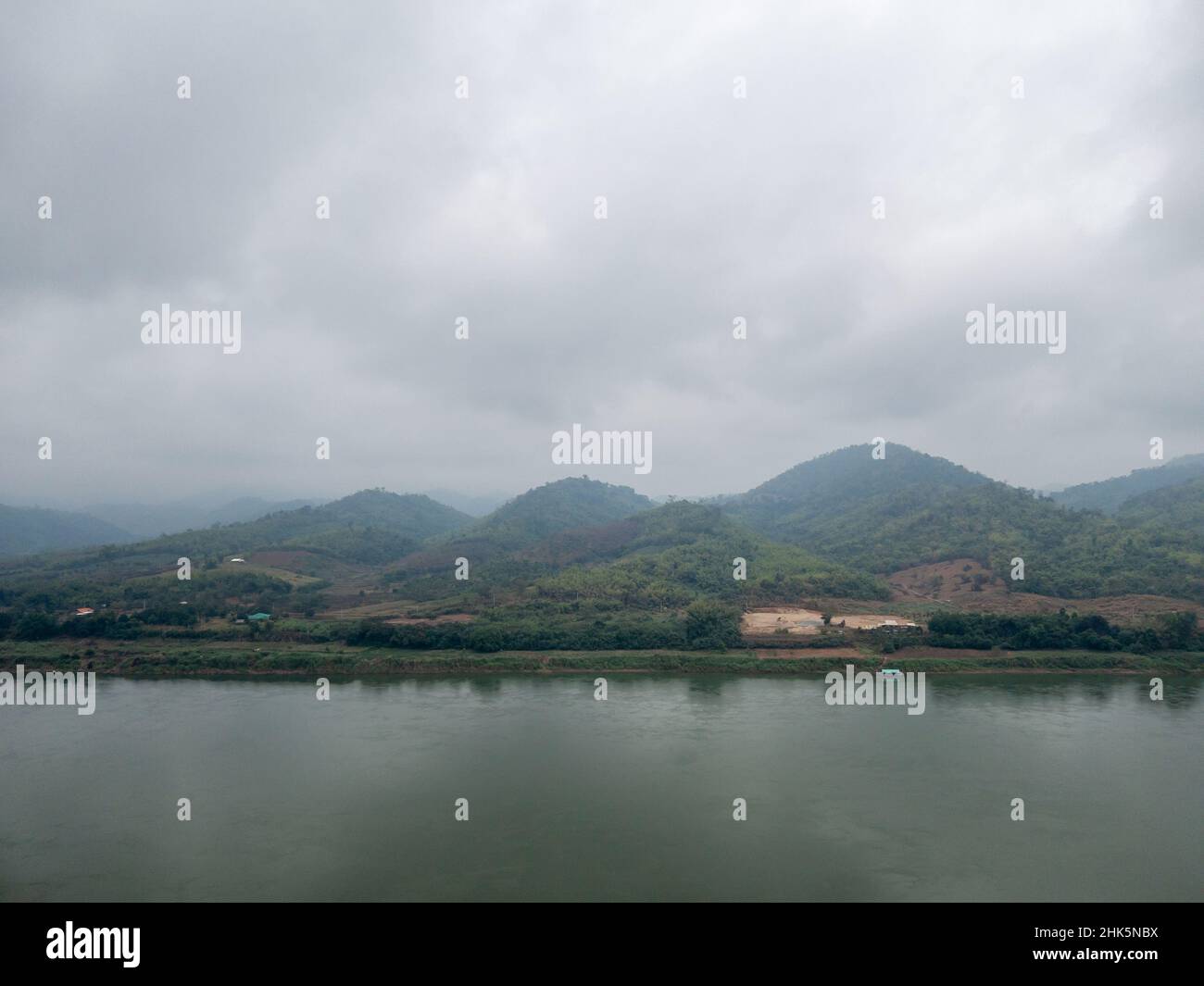 La chaîne de montagnes est couverte de nuages près de la grande rivière après la pluie dans la partie nord-est de la Thaïlande, vue de face avec l'espace copie. Banque D'Images