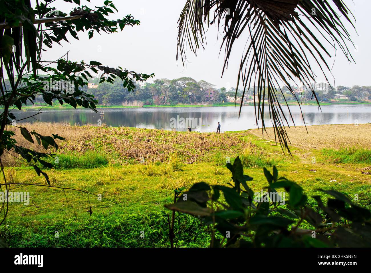 Les voyageurs passent des heures de loisirs sur le terrain au bord de la rivière.Je capture cette image le 31 janvier 2022, de Kolatea, Najir char, Bangladesh,Sud A. Banque D'Images