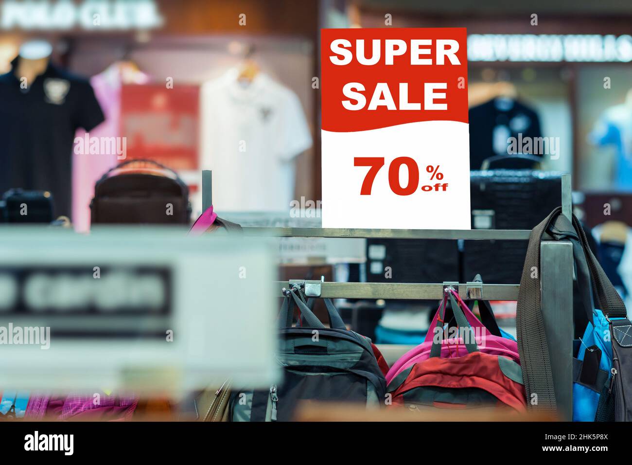 super solde 70 rabais maquette publicitaire cadre d'affichage sur la ligne de sacs dans le grand magasin pour le shopping, la mode d'affaires et la publicité Banque D'Images