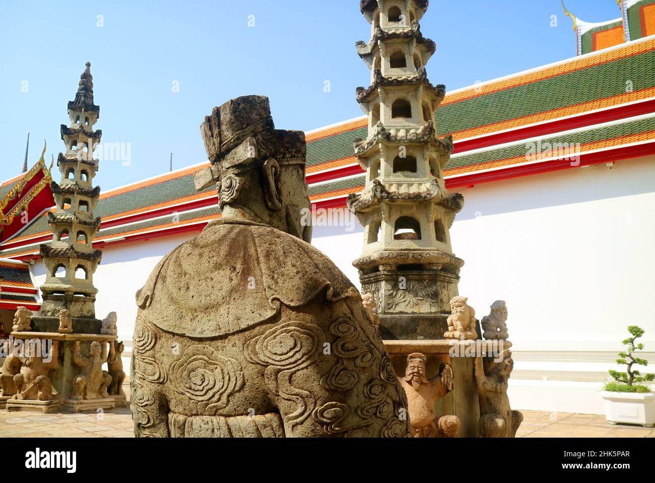 Statue et pagode du gardien chinois utilisées comme pierres de ballast sur les navires il y a des siècles à la cour du temple bouddhiste Wat Pho, Bangkok, Thaïlande Banque D'Images