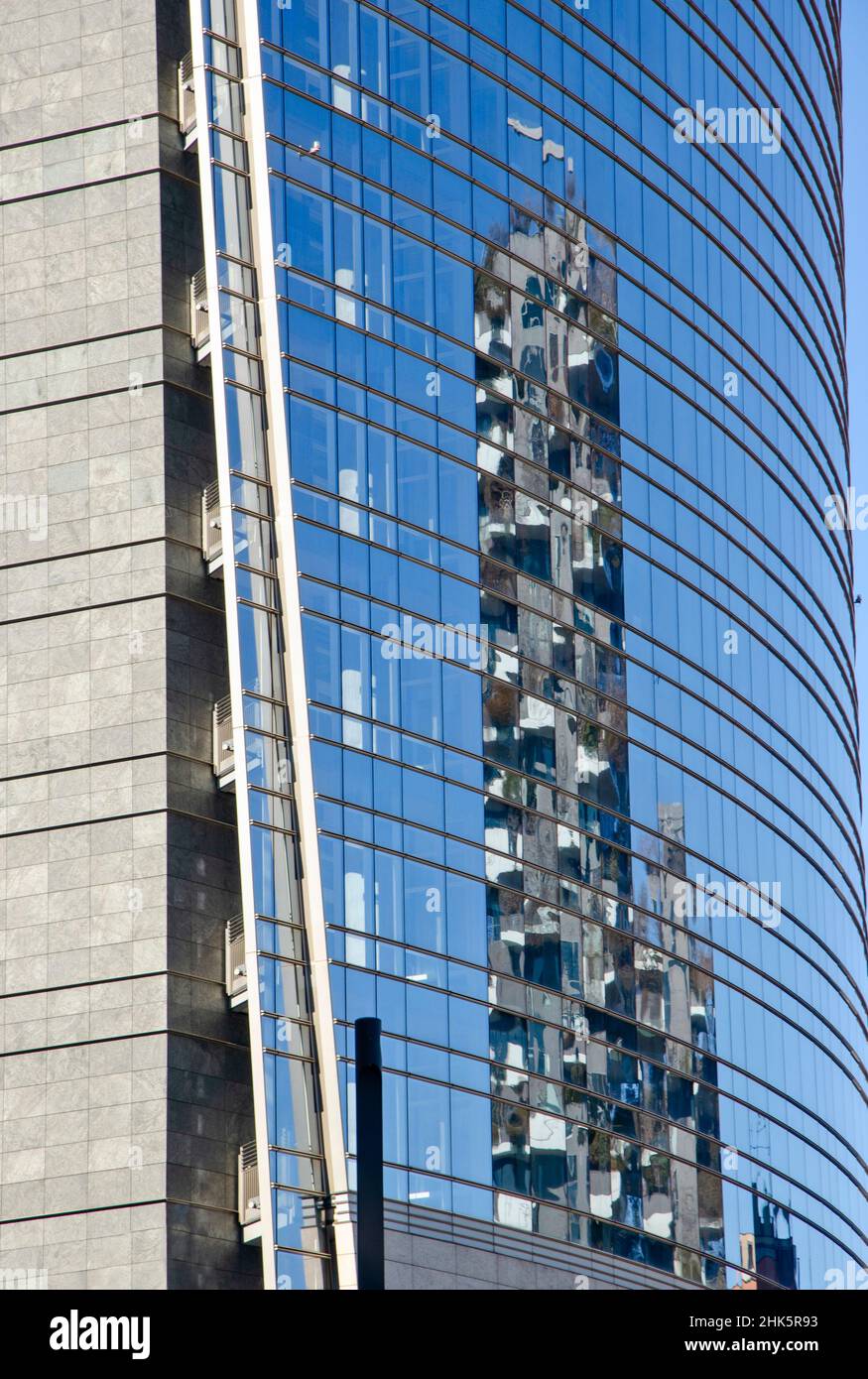 Architecture.Design, bâtiments de Milan.Italie.Gratte-ciel.La tour UniCredit et Bosco Verticale se reflètent dans le miroir de la tour Banque D'Images