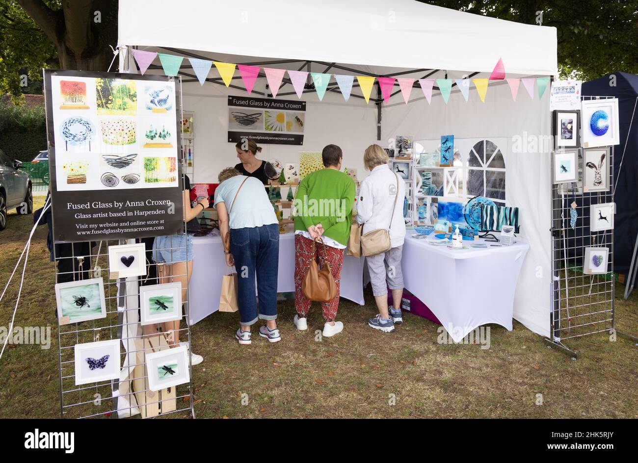 Craft stall UK; un stand de métier de verre vendant des objets de verre locaux dans un marché extérieur, Hertfordshire UK Banque D'Images