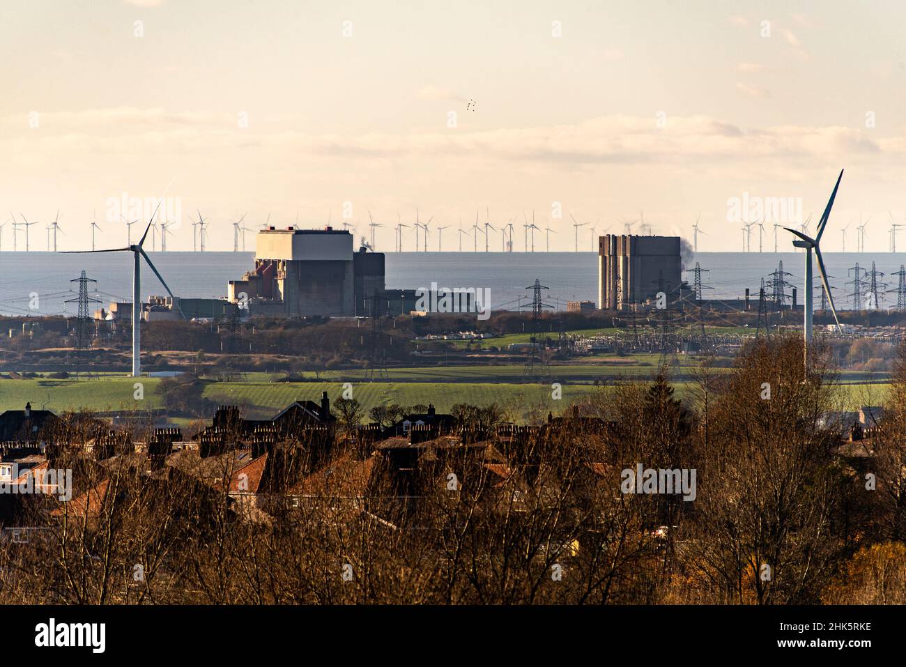 Vue sur la centrale nucléaire Heysham et les éoliennes, Heysham, Morecambe, Lancashire, Royaume-Uni. Banque D'Images
