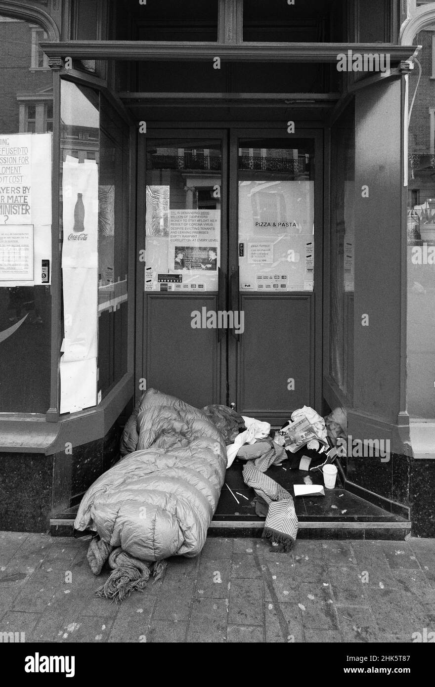 Sans-abri Royaume-Uni; une personne dormant dans une orée, South Kensington, Londres Royaume-Uni; sans-abri Londres Grande-Bretagne en raison de la pauvreté Royaume-Uni. Banque D'Images