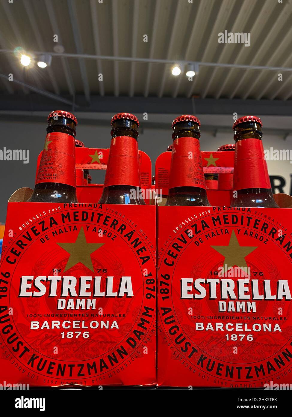 Rheinbach, Allemagne 15 mars 2021, plusieurs paquets de bière 'Estrella Damm' sur le plateau d'un supermarché allemand Banque D'Images