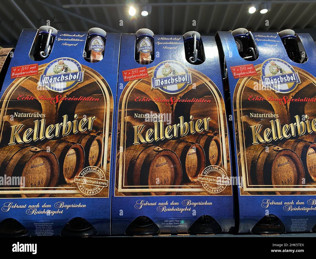 Rheinbach, Allemagne 15 mars 2021, plusieurs lots de bière "Mönchshof" sont mis sur le marché d'un supermarché allemand Banque D'Images