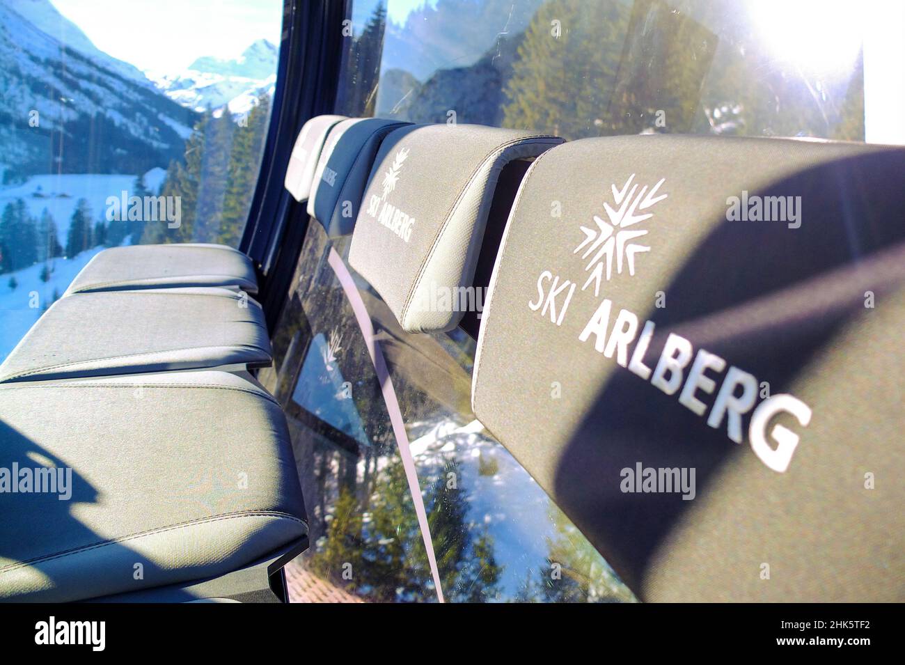 Chaises sur un remonte-pente Arlberg en Autriche. Banque D'Images