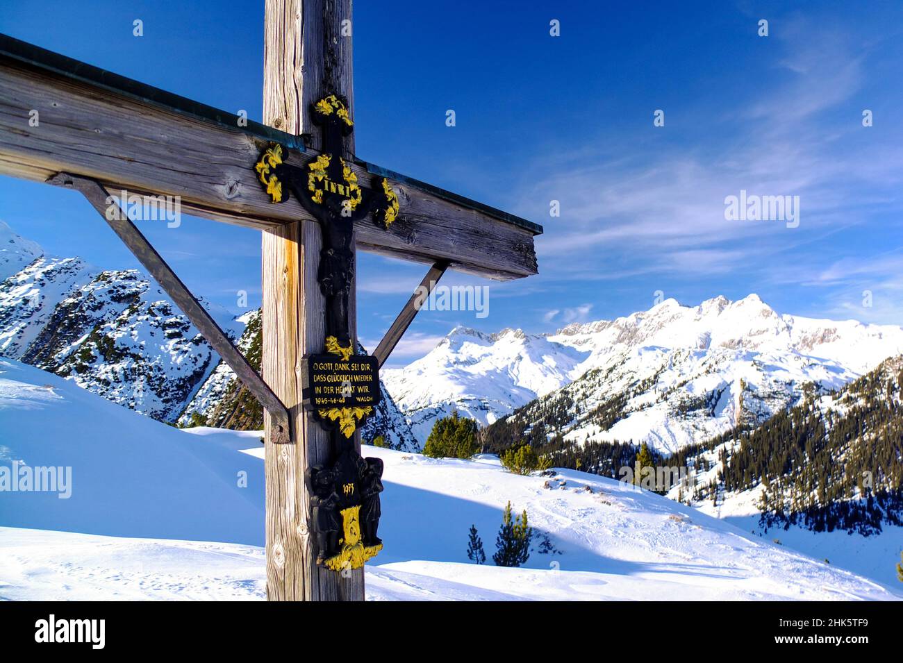 Crucifix en bois dans les Alpes autrichiennes en hiver. Banque D'Images