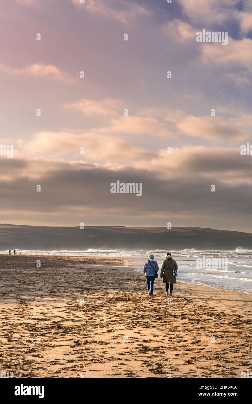 Lumière du soir sur la marée entrante sur la plage primée Crantock à Newquay, en Cornouailles. Banque D'Images