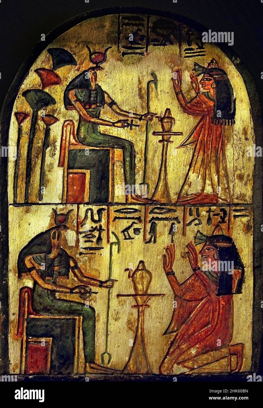 Stela dédiée à la déesse du serpent Renenutet par Mutneferet, Pierre / calcaire, 23,5 x 16 x 4 cm, Nouveau Royaume, dix-neuvième, 19th, dynastie, Deir el-Medina, Egypte (Museo Egizio di Torino Italie) Banque D'Images