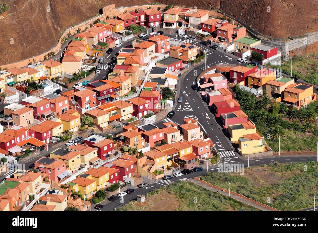 Aménagement moderne de logements dans une caldeira volcanique à l'extérieur de Santa Cruz de la Palma, aux îles Canaries Banque D'Images