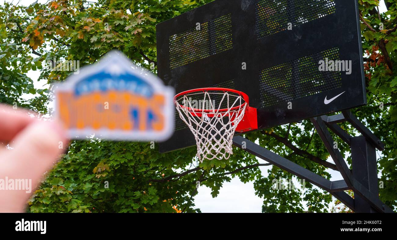 15 septembre 2021, Denver, USA, Un panier de basket-ball sur un terrain de  sport et une image floue de l'emblème du club de basket-ball Denver Nuggets  Photo Stock - Alamy