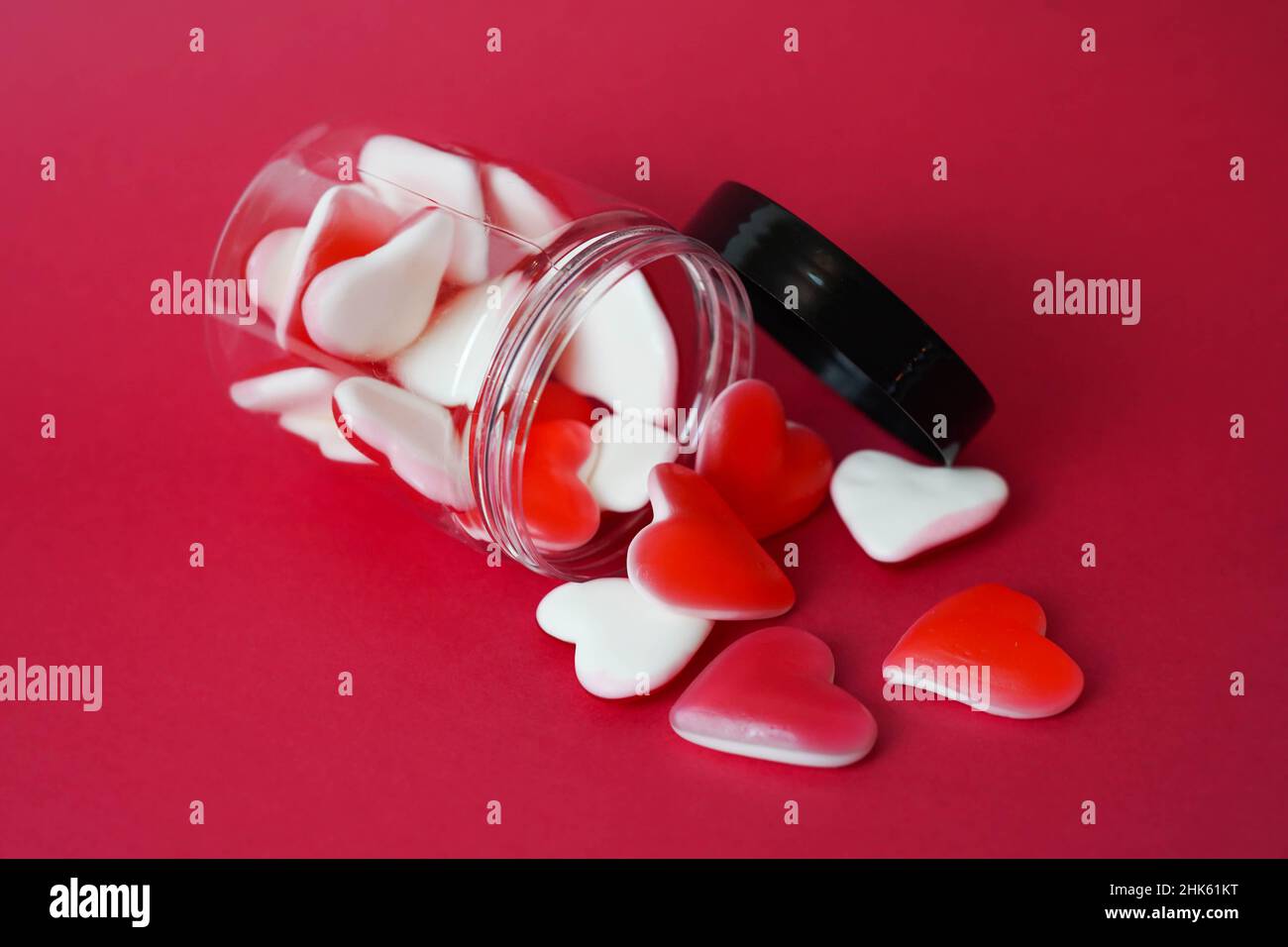 Quelques bonbons en gelée en forme de cœur à donner le jour de la Saint-Valentin Banque D'Images