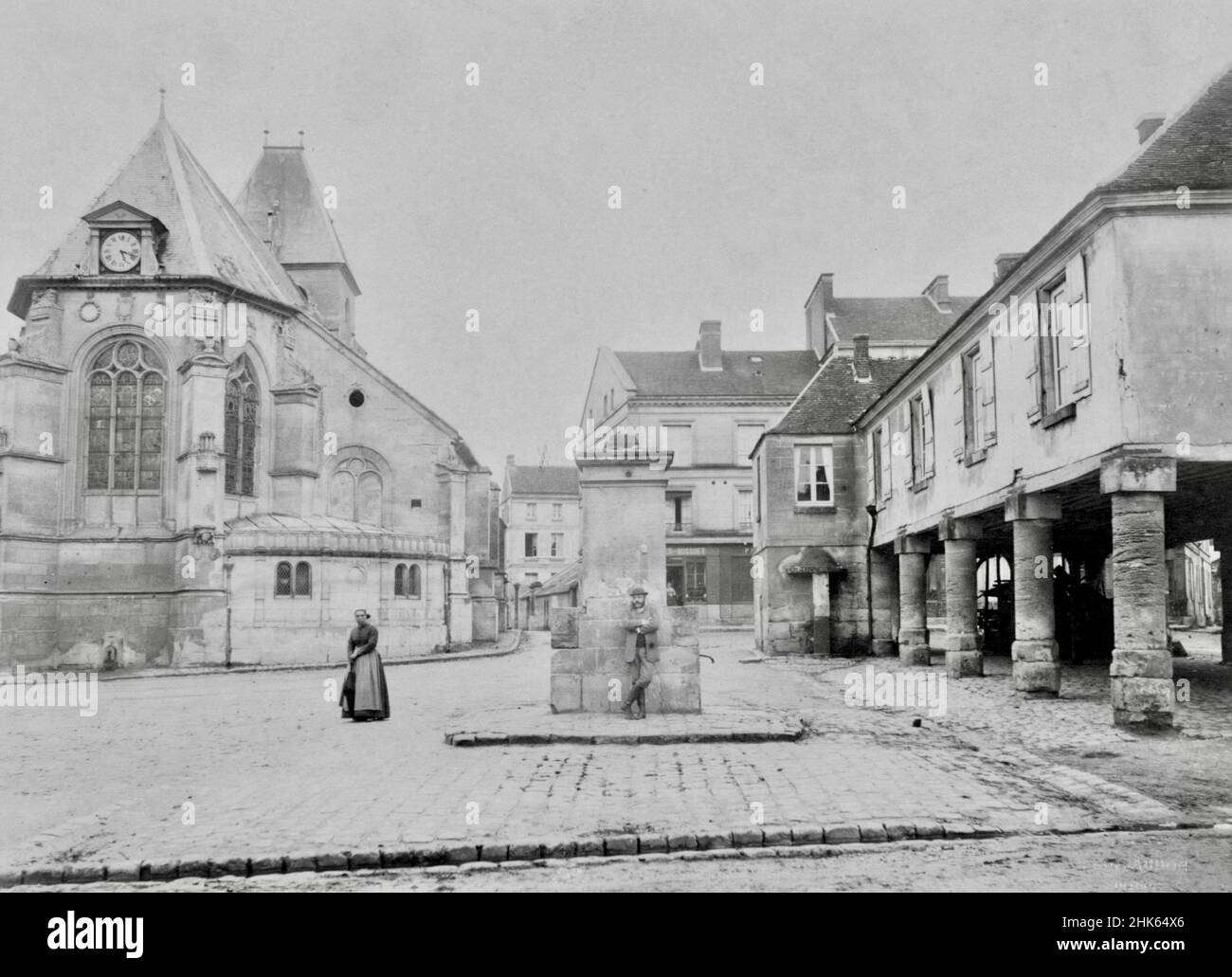 Vue sur l'église du 13th siècle, la place de la ville du 16th siècle et l'hôtel de ville de Neuilly-en-Thelle, France - 1850 - 1880 Banque D'Images