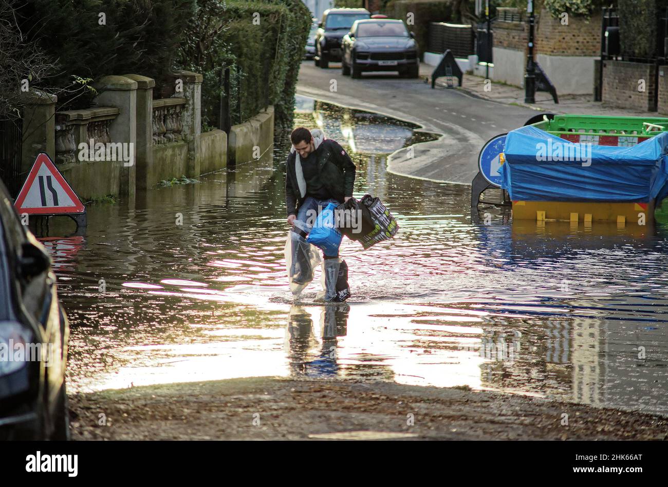 Londres, Royaume-Uni.2nd févr. 2022.High Tide au centre commercial Chiswick.Marée exceptionnellement haute de la Tamise à Chiswick Mall pendant que les universitaires et les ouvriers se réveillent.Crédit : Peter Hogan/Alay Live News Banque D'Images