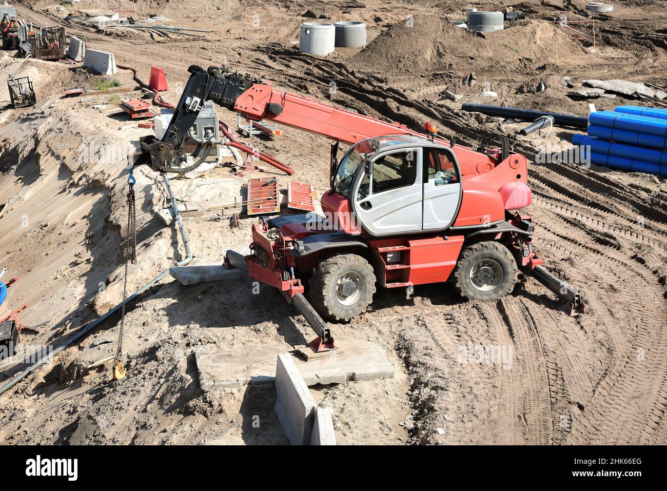 Machines travaillant sur un chantier et éléments stockés sur un chantier de construction pendant les travaux en pologne. Banque D'Images