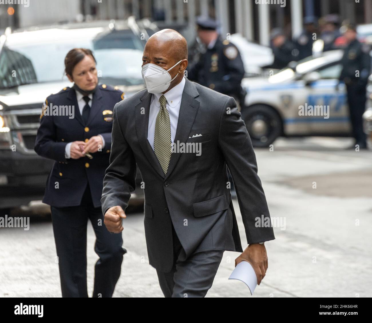 New York, États-Unis.2nd févr. 2022.Le maire de New York, Eric Adams, arrive à la cathédrale Saint-Patrick pour assister aux funérailles de l'officier du NYPD, Wilbert Mora.L'officier Mora et son associé, l'officier Jason Rivera, ont été tués par un tireur qui a répondu à un différend familial.Credit: Enrique Shore/Alay Live News Banque D'Images