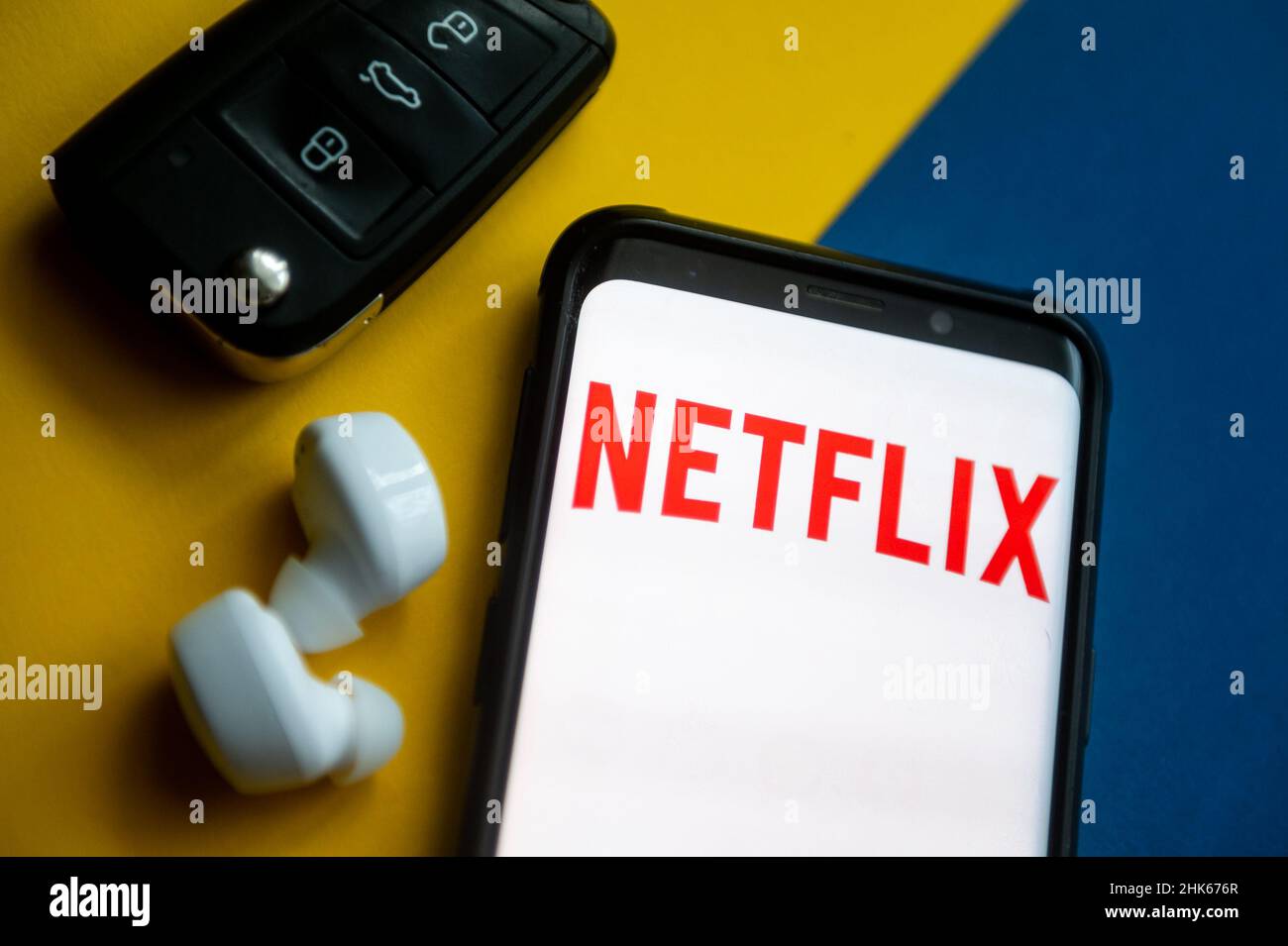 Dans cette photo illustration un logo Netflix vu affichée sur un smartphone. Banque D'Images