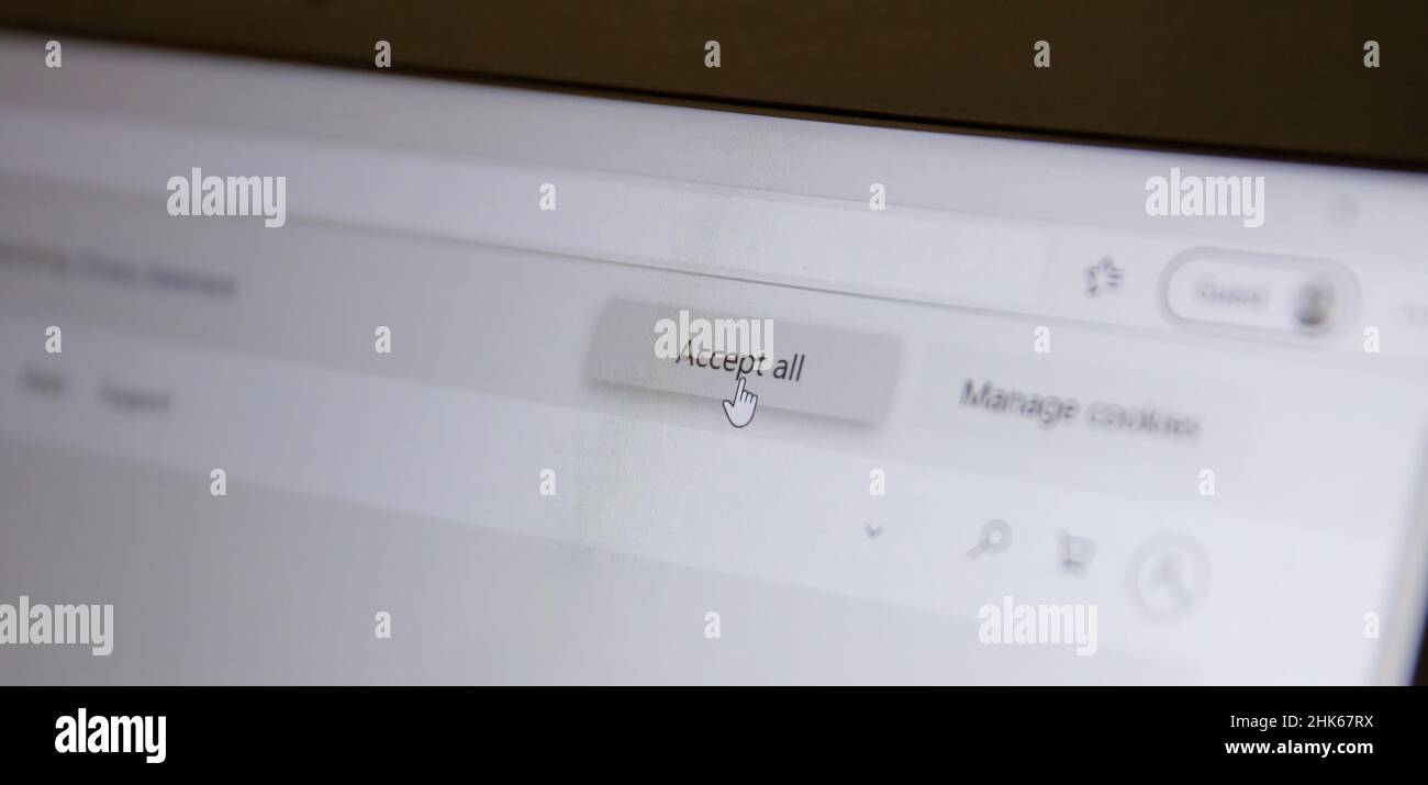 Accepter tous les cookies, les messages sur l'écran d'un ordinateur portable, vue rapprochée.Accepter les modifications, les adresses e-mail.Concept d'acceptation Banque D'Images