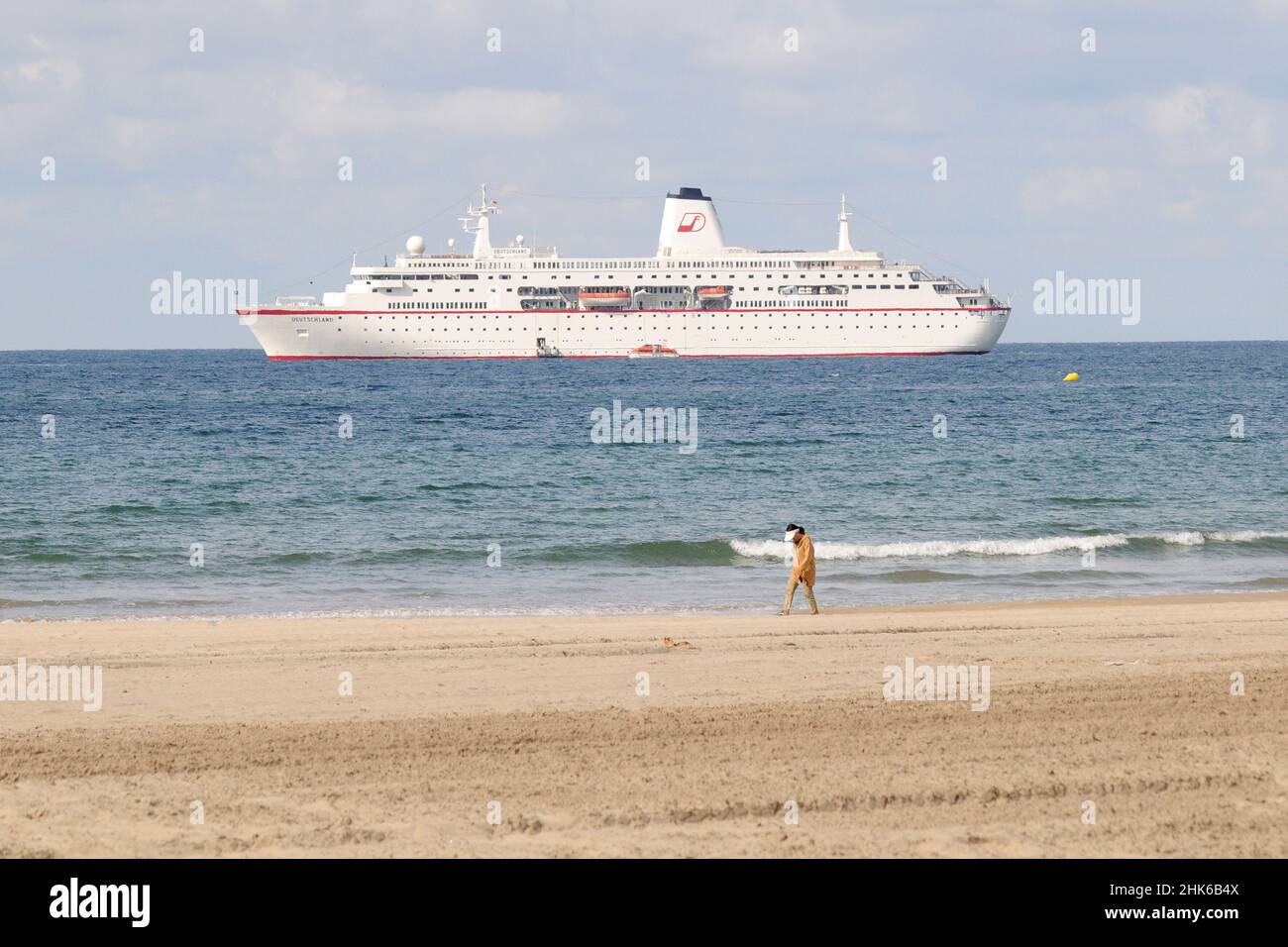Grand Ferry avec fille sur la plage (Credit image: © Julen Pascual Gonzalez) Banque D'Images
