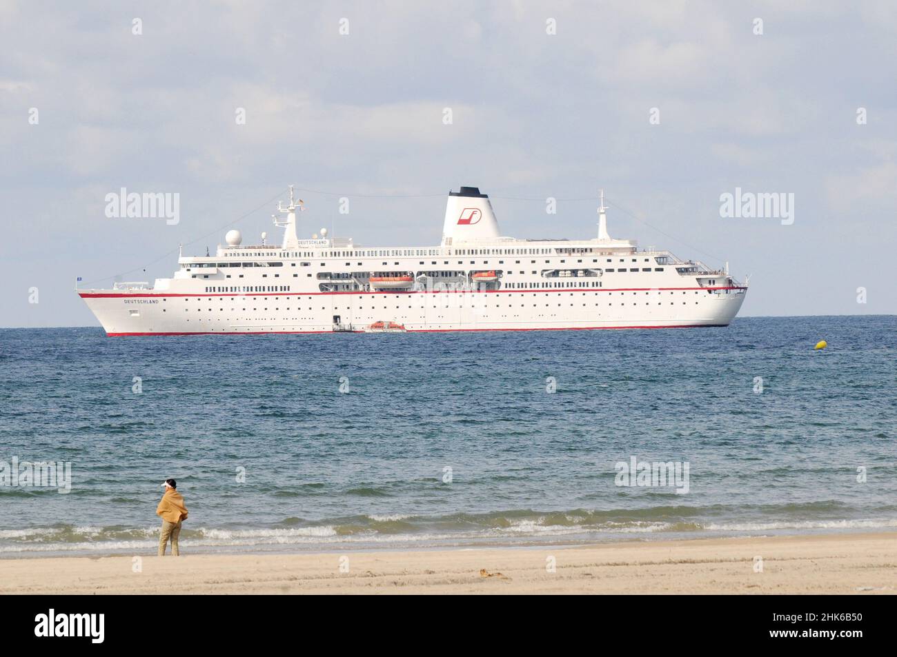 Grand Ferry avec fille sur la plage (Credit image: © Julen Pascual Gonzalez) Banque D'Images
