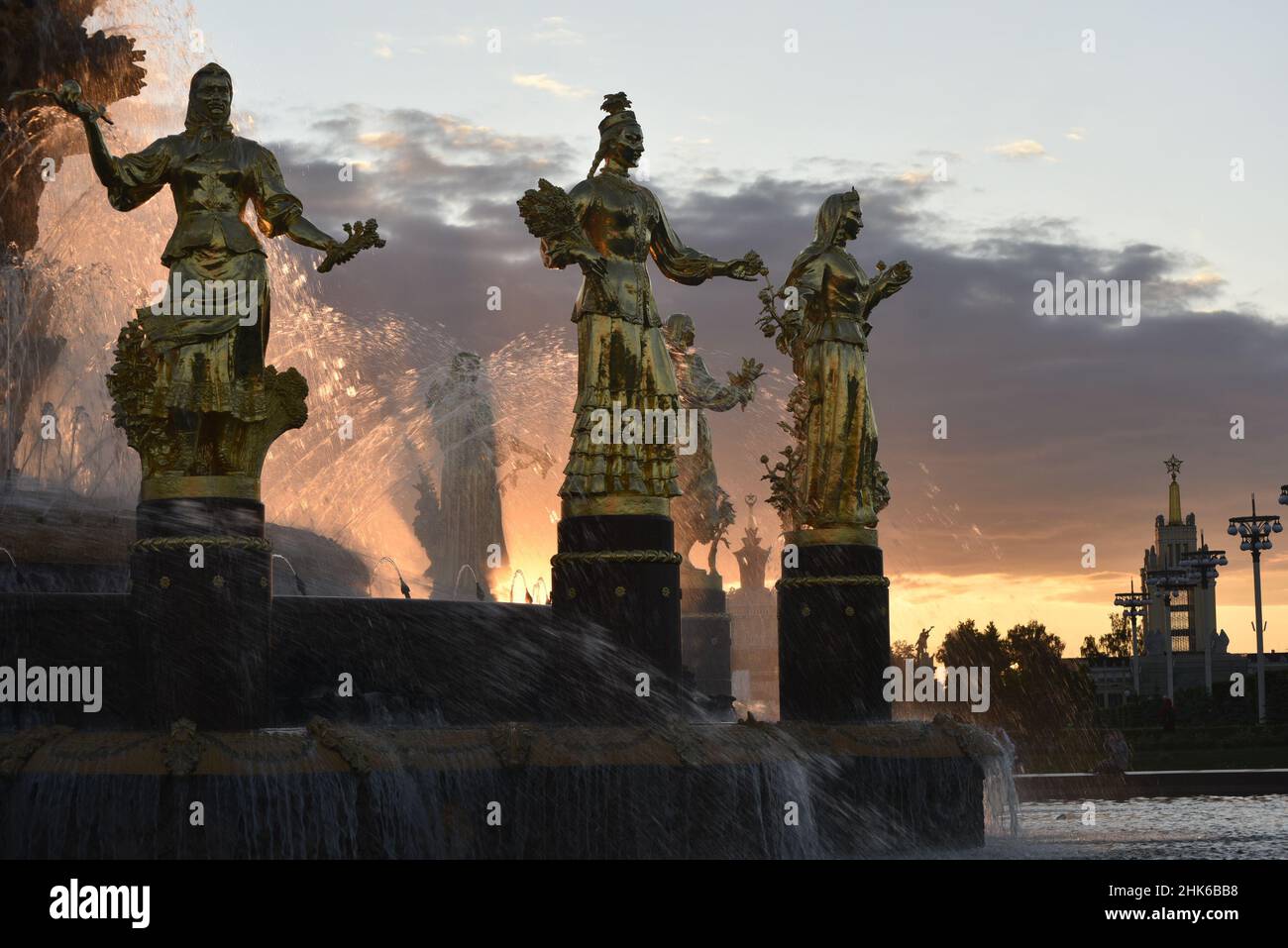 Fontaines de Moscou au coucher du soleil, Russie Banque D'Images