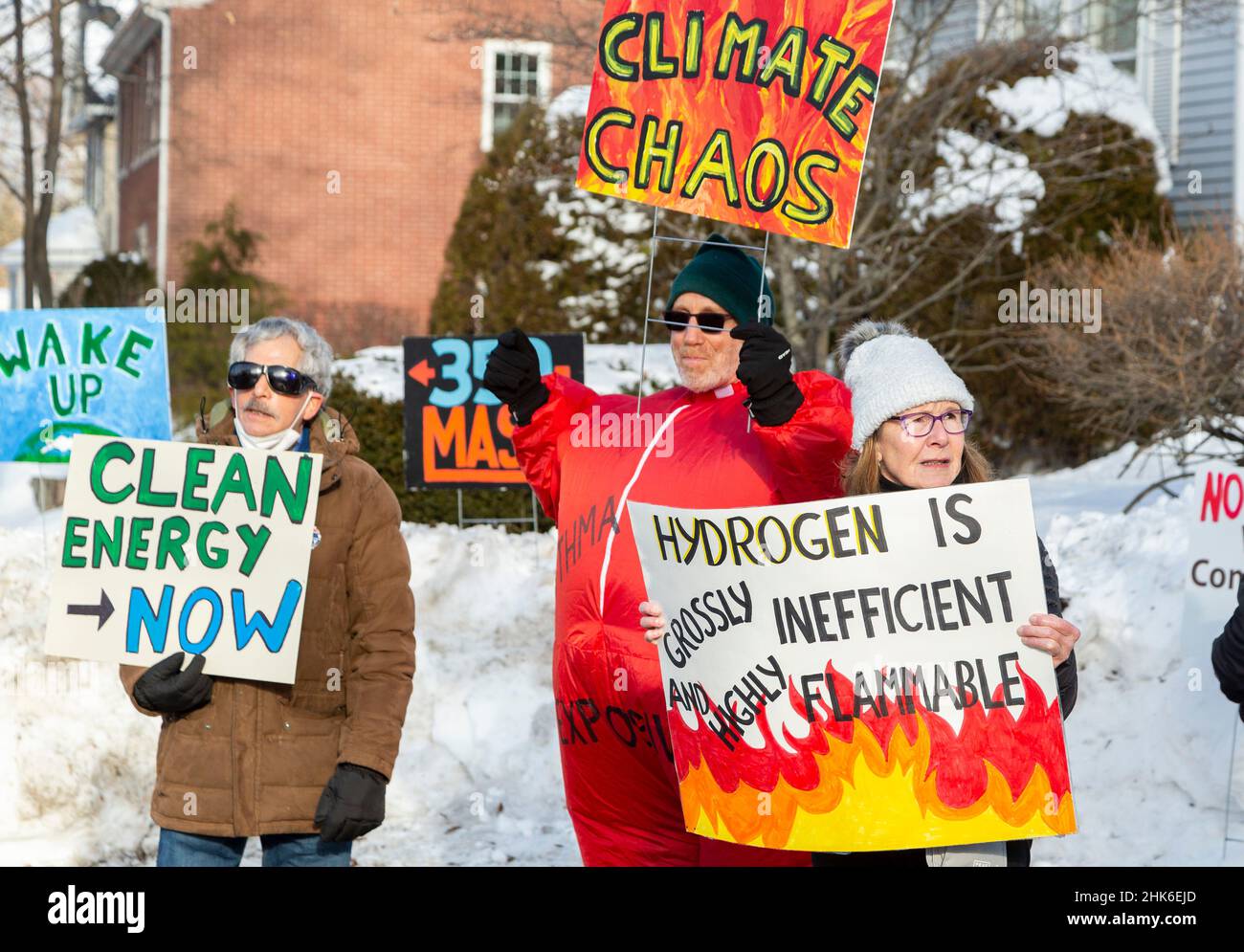 2 février 2022.Danvers, ma.Les militants du climat de 350 masse et d'autres groupes locaux de lutte contre le changement climatique ont organisé une manifestation au Yacht Club de Danversport où th Banque D'Images