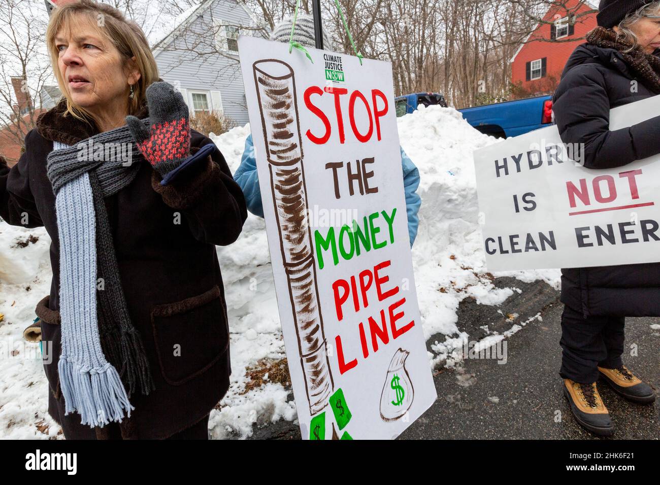 2 février 2022.Danvers, ma.Les militants du climat de 350 masse et d'autres groupes locaux de lutte contre le changement climatique ont organisé une manifestation au Yacht Club de Danversport où th Banque D'Images