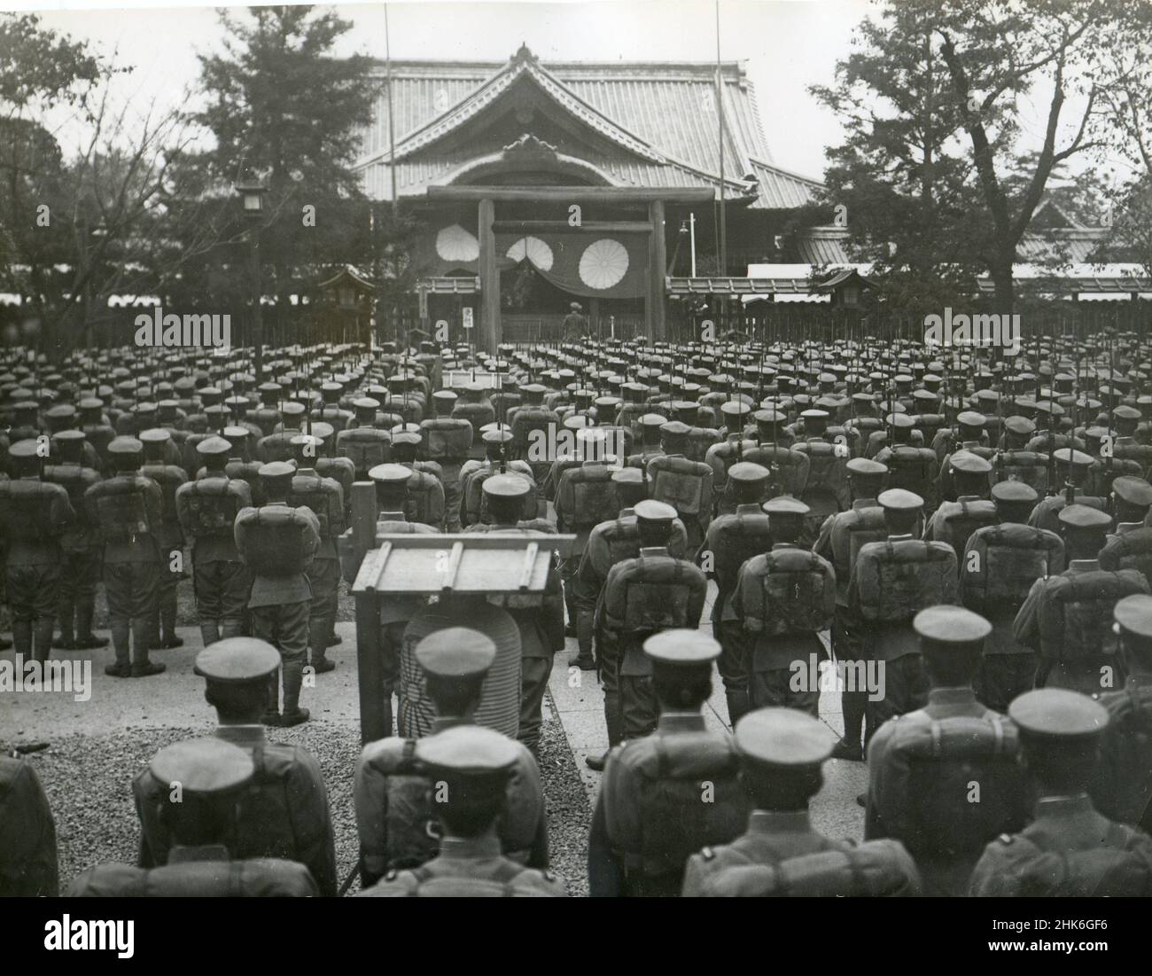 10-18-38 - Tokyo - 10 344 héros enchâssés - le 2nd jour du grand festival spécial du sanctuaire Yakusuni pour consacrer 10 344 héros qui sont tombés dans l'incident de la Chine, aujourd'hui, le ministre de la guerre, le ministre de la Marine et d'autres hauts fonctionnaires ont payé le culte au sanctuaire.Spectacles de photos : des soldats de l'armée japonaise se sont rassemblés devant le sanctuaire pour honorer les camarades décédés. Banque D'Images