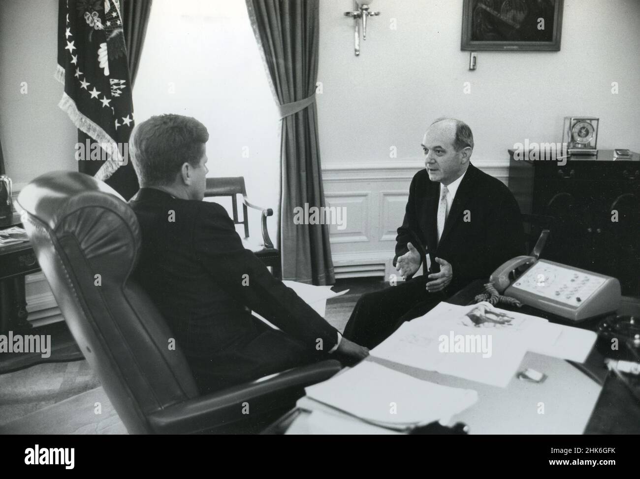 1961, Maison Blanche - le président John F Kennedy s'entretient avec le secrétaire d'État Dean Rusk dans le Bureau ovale. Banque D'Images