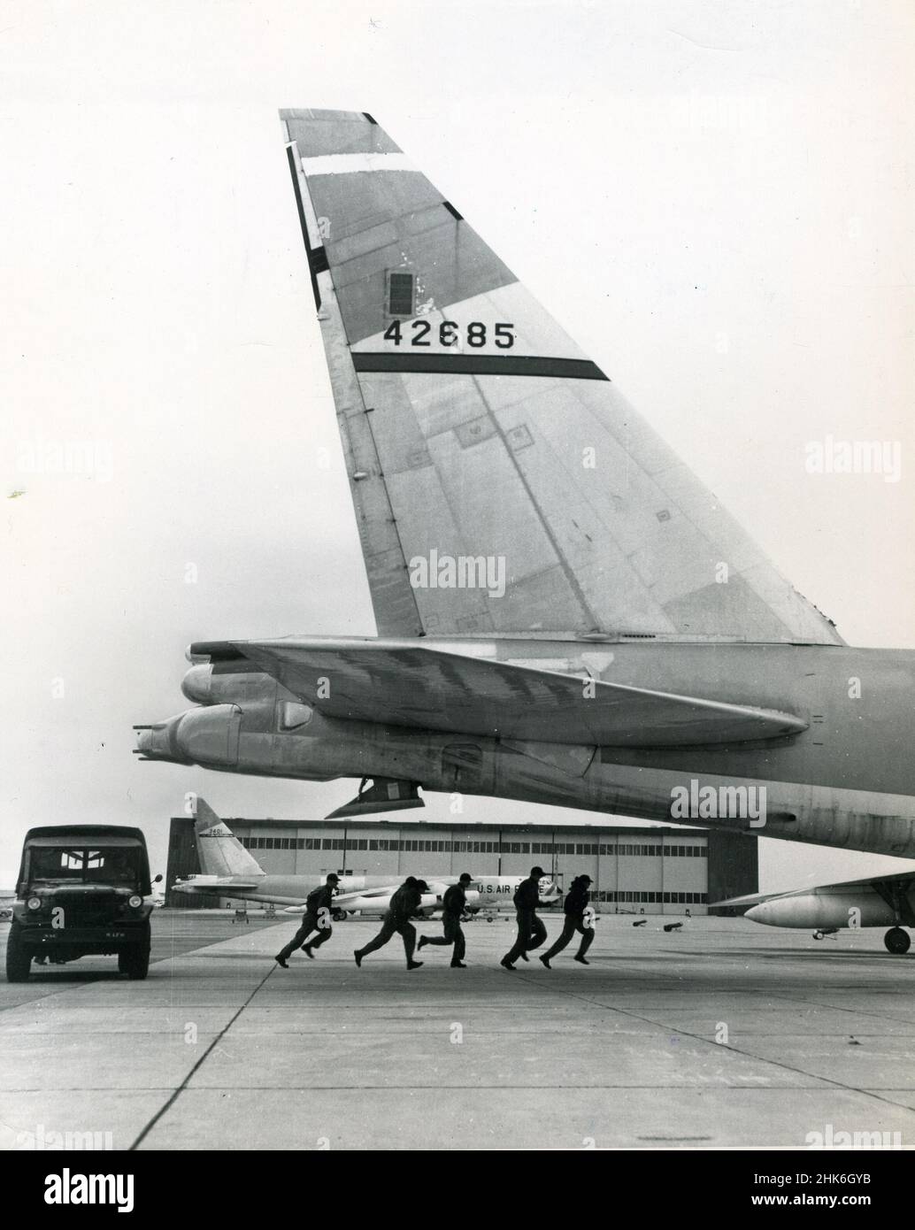 1959- les équipages du Commandement aérien stratégique (sac) de la Force aérienne des États-Unis courent de leurs jeeps pour monter à bord d'un avion prêt au combat dans le cadre d'une mission d'entraînement.La sac a été créée en mars 1946 avec une mission principale de la « domination soviétique ». Banque D'Images