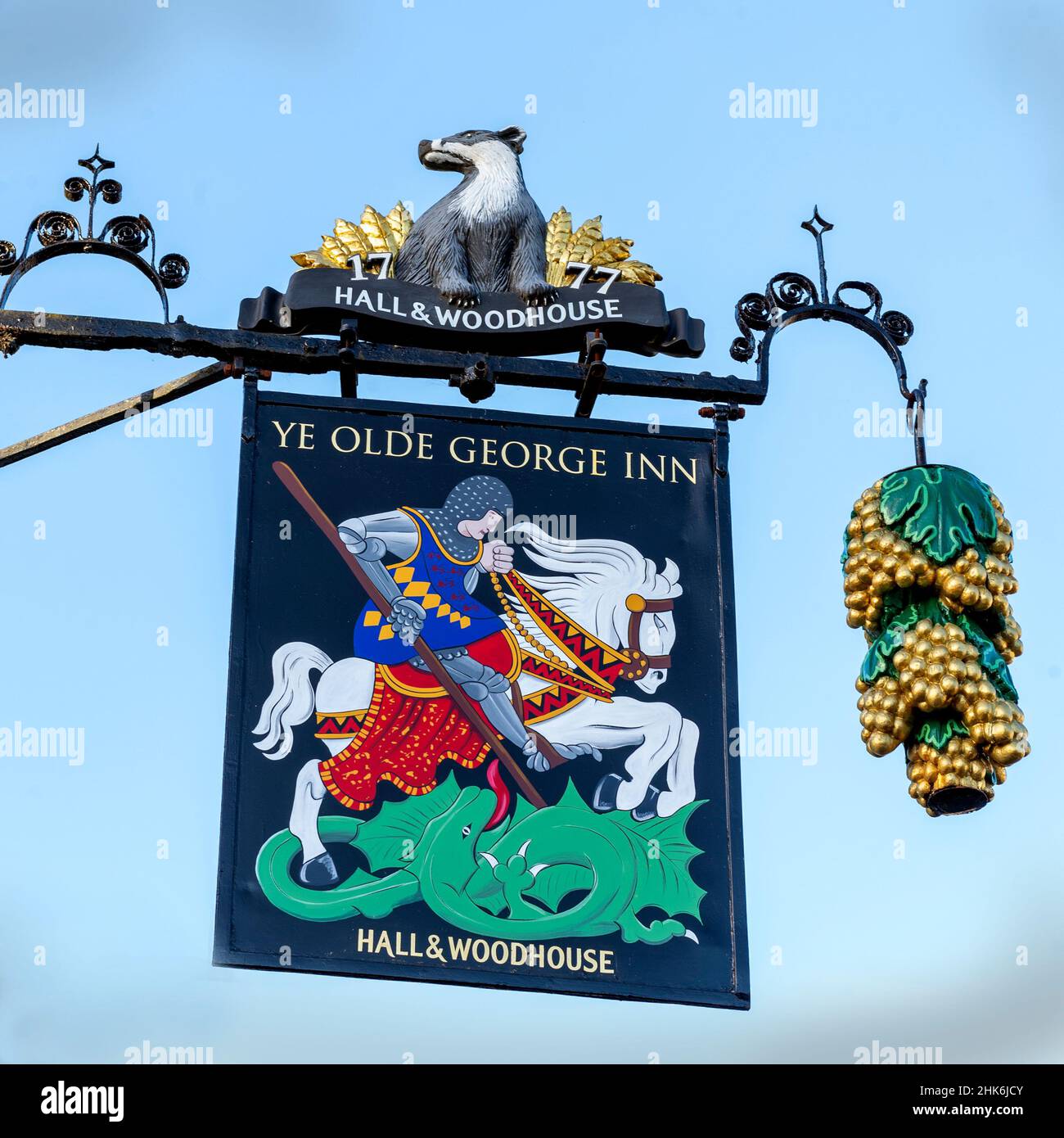 Panneau de pub suspendu traditionnel au Ye Olde George Inn - Hall & Woodhouse public House - Church Street, East Meon, Petersfield, Hampshire, Angleterre, ROYAUME-UNI Banque D'Images