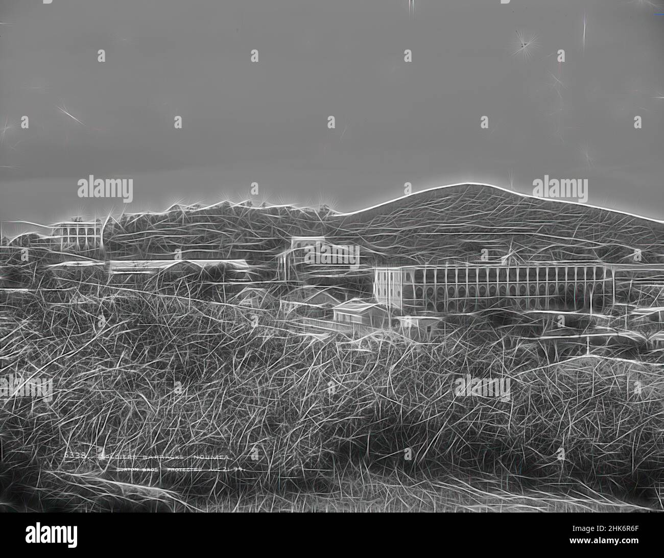 Inspiré par Soldiers Barracks Nouméa, studio Burton Brothers, studio de photographie, 1899, Dunedin, Photographie en noir et blanc, Panorama pris de l'élévation, feuillage tropical de premier plan, jusqu'à la colonie entourée d'une grande clôture. Grand bâtiment de trois étages au centre avec petite tour d'horloge. Autre, réimaginé par Artotop. L'art classique réinventé avec une touche moderne. Conception de lumière chaleureuse et gaie, de luminosité et de rayonnement de lumière. La photographie s'inspire du surréalisme et du futurisme, embrassant l'énergie dynamique de la technologie moderne, du mouvement, de la vitesse et révolutionne la culture Banque D'Images