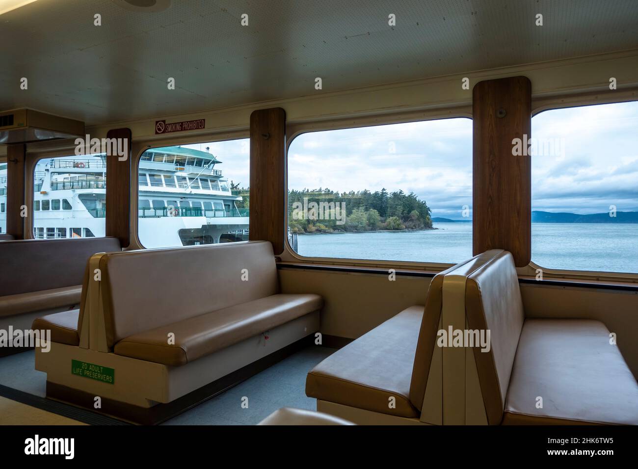 San Juan Island, WA États-Unis - vers novembre 2021 : vue en angle d'une banquette rembourrée à l'intérieur d'un ferry de l'État de Washington en direction de Friday Harbor. Banque D'Images