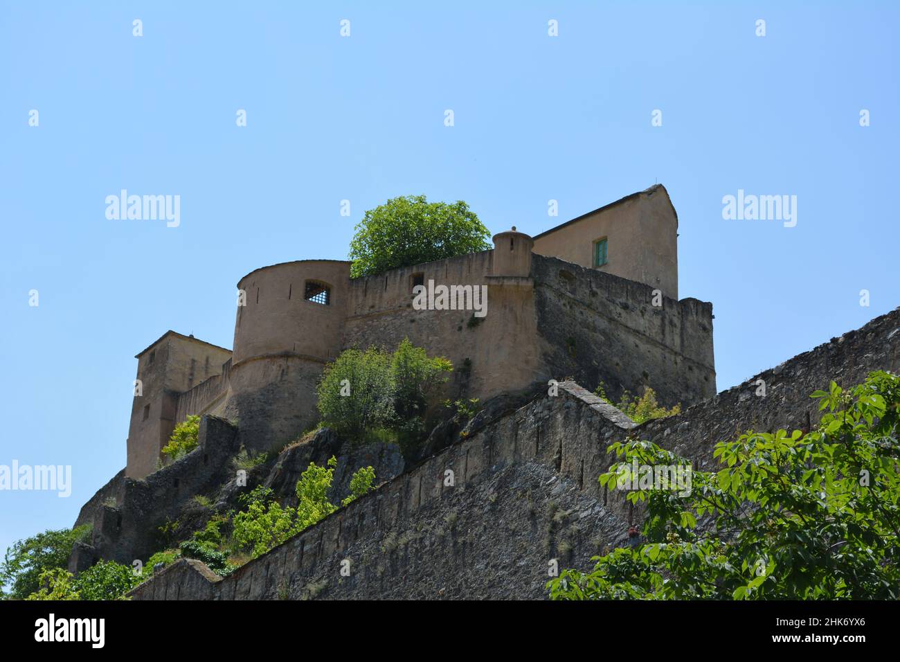 Corse - Citadelle Corte d'une belle vue sur une colline Banque D'Images