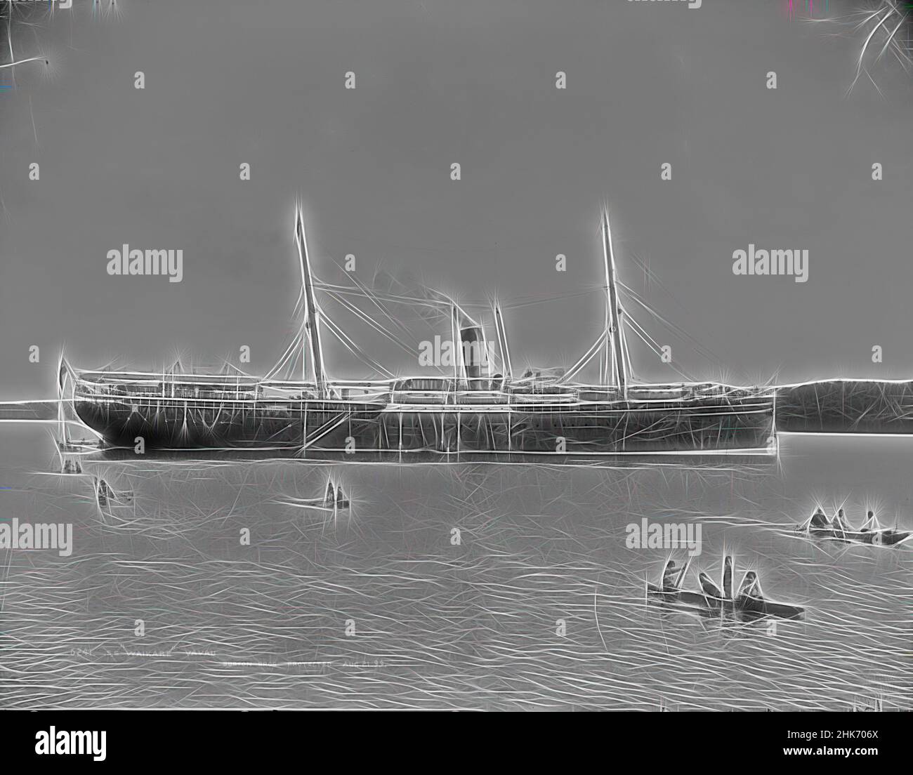 Inspiré par S.S. Waikare, Vavau, Burton Brothers studio, studio de photographie, Nouvelle-Zélande, Processus de plaque sèche en gélatine, grand navire avec entonnoir simple, et deux mâts de chaque côté, amarrés. Battant pavillon maritime de la Nouvelle-Zélande. À la poupe deux stabilisateurs, un à la voile. Cinq autres stabilisateurs sont en aviron, réimaginés par Artotop. L'art classique réinventé avec une touche moderne. Conception de lumière chaleureuse et gaie, de luminosité et de rayonnement de lumière. La photographie s'inspire du surréalisme et du futurisme, embrassant l'énergie dynamique de la technologie moderne, du mouvement, de la vitesse et révolutionne la culture Banque D'Images