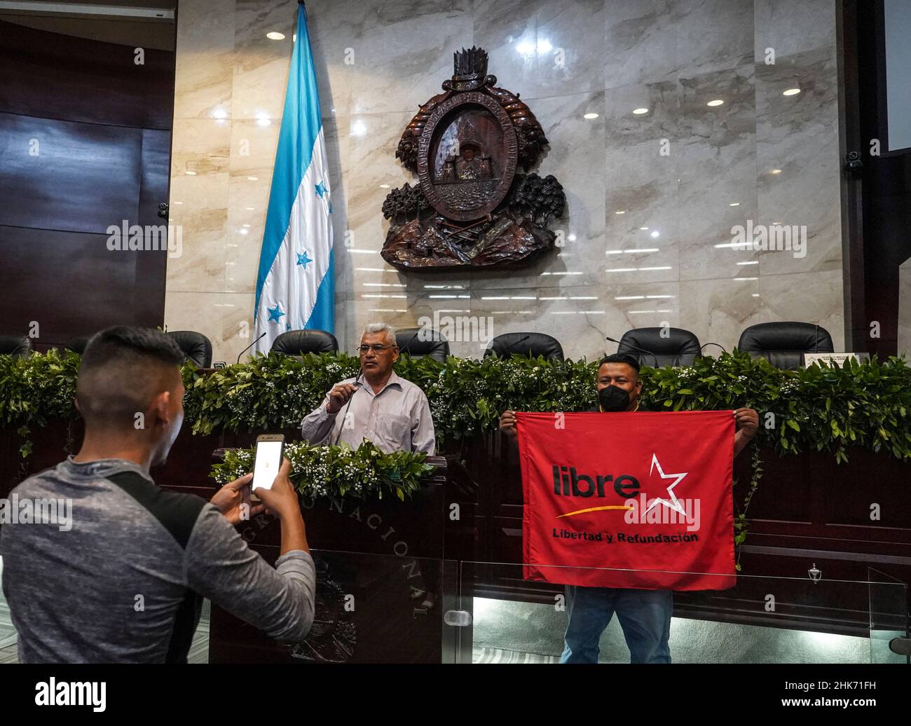 Tegucigalpa, Francisco Morazan, Honduras.26th janvier 2022.Les partisans du PARTI LIBRE prennent des photos au Congrès national du Honduras qui se tient sous la sécurité des membres du parti jusqu'à l'inauguration présidentielle.Xiomara Castro est la première femme à devenir présidente du Honduras, dirigeant avec le Parti LIBRE (Libertad y RefundaciÃ³n) a proposé des réformes sociales pour son mandat.(Credit image: © Camilo Freedman/SOPA Images via ZUMA Press Wire) Banque D'Images