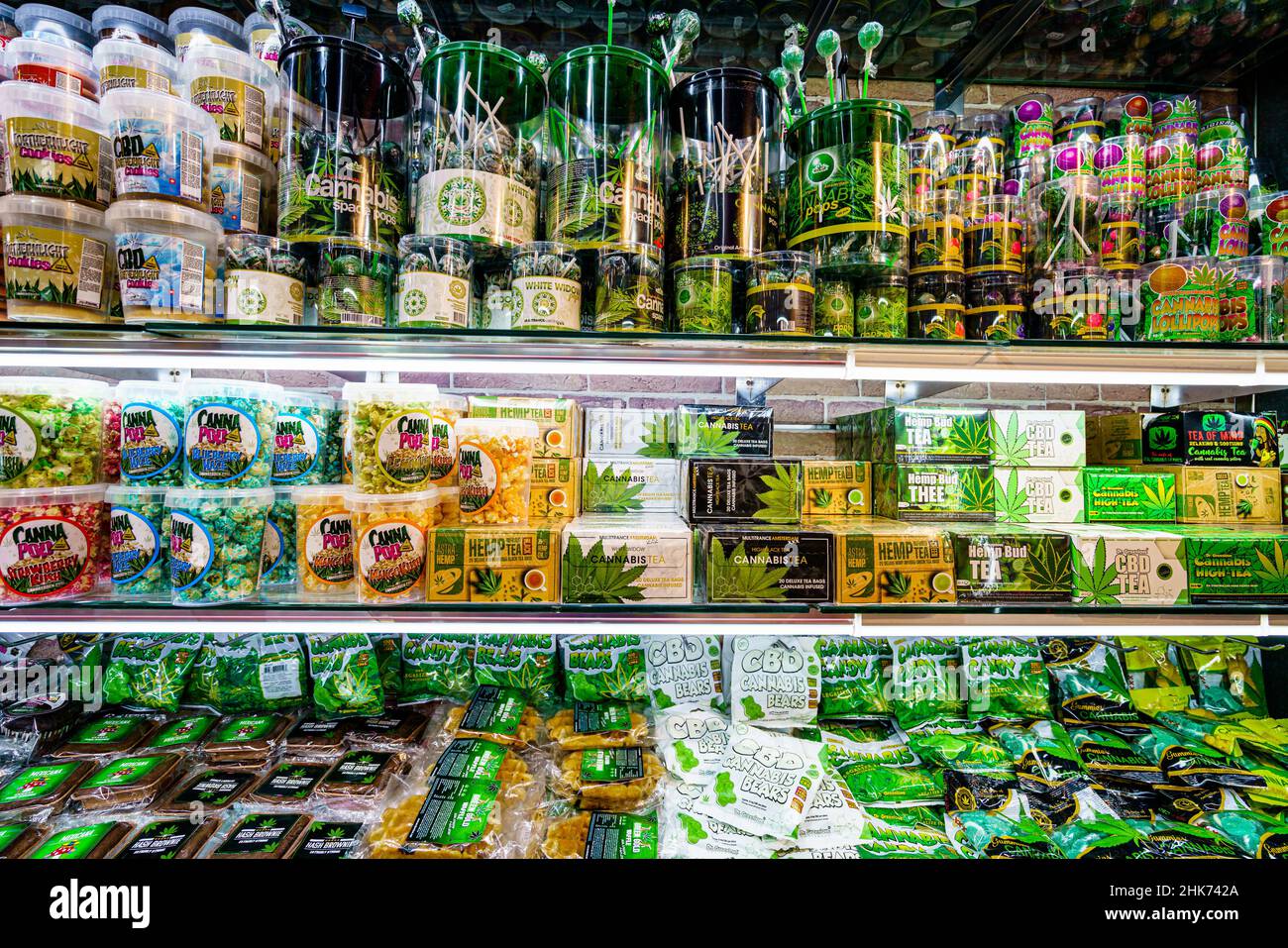 Amsterdam, pays-Bas - 16 novembre 2021 : barres chocolatées avec marijuana et cannabis à vendre dans un magasin d'Amsterdam Banque D'Images