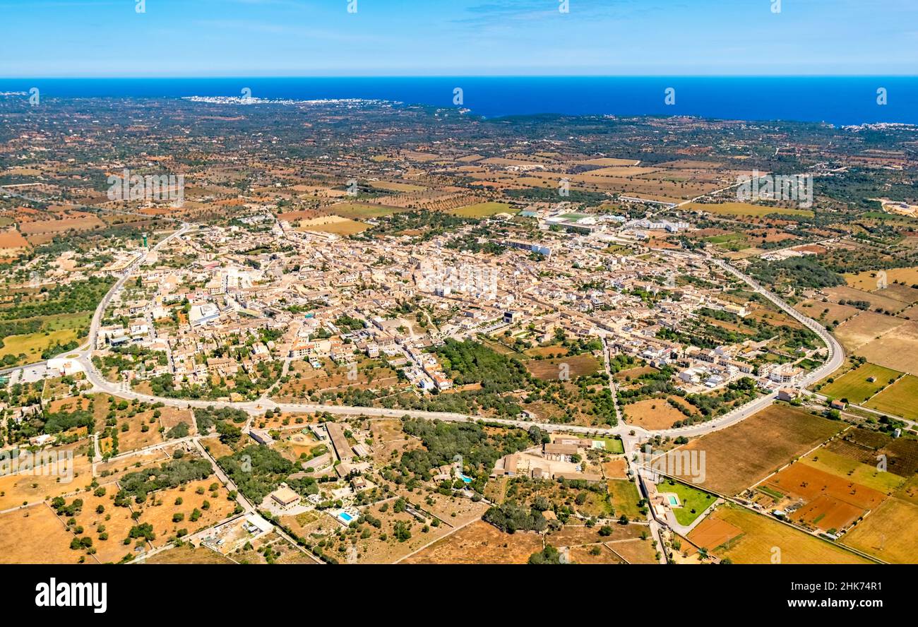 Vue aérienne, anneau de ville et vue sur la ville avec église Sant Andreu à Santanyí, Europe, Iles Baléares, Espagne, vue sur la vieille ville,vieux anneau de ville, lieu de millepertuis Banque D'Images