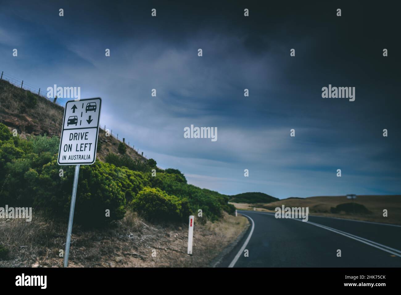 Panneau « RIVE GAUCHE EN AUSTRALIE » sur la route en fond de ciel sombre Banque D'Images