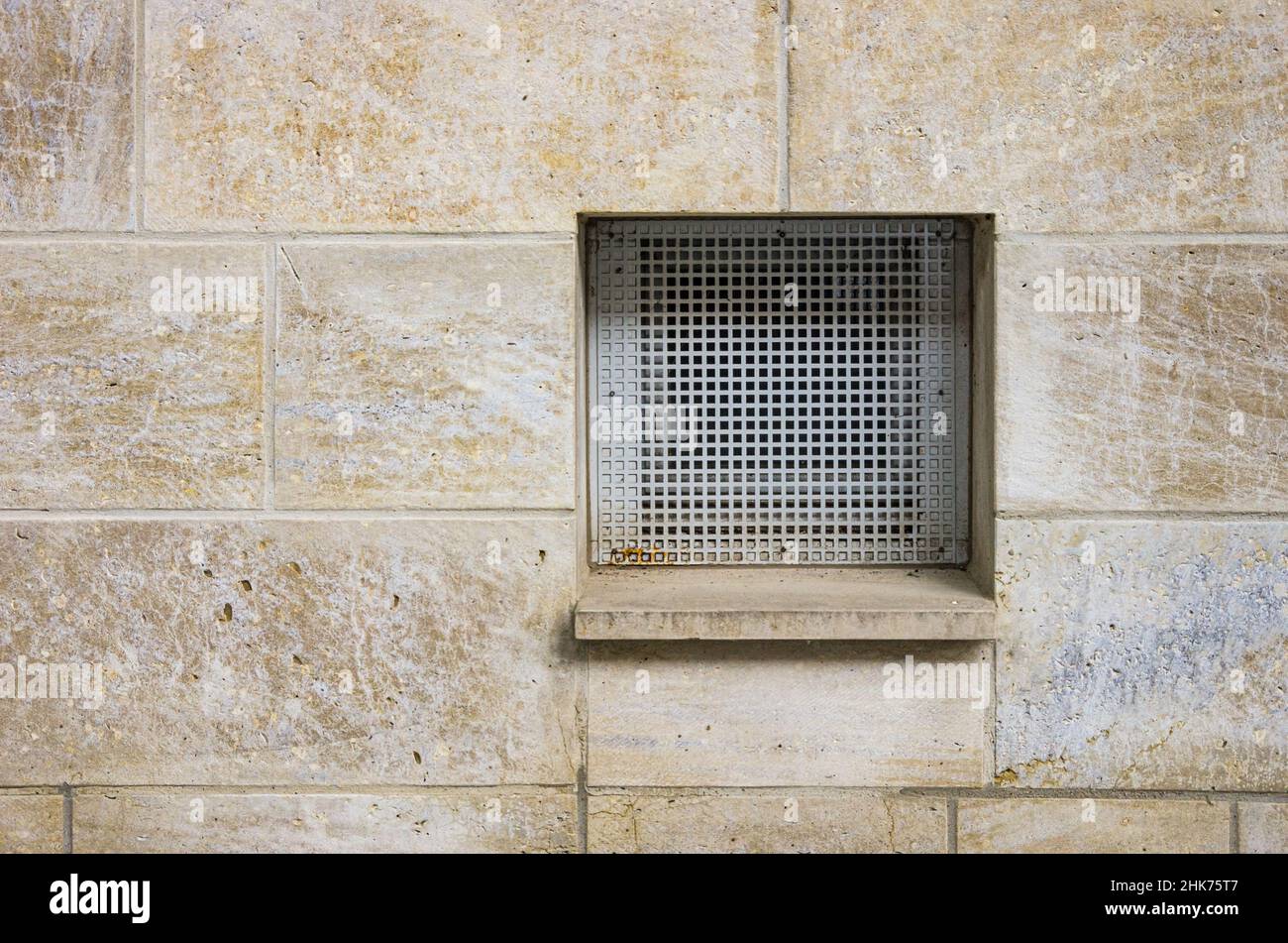 Un axe de ventilation avec une grille dans un mur Photo Stock - Alamy