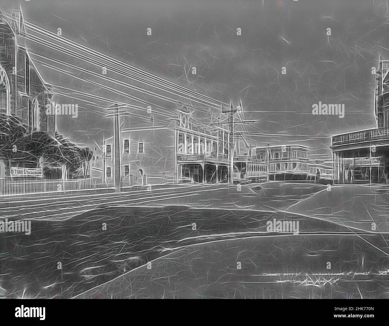 Inspiré par Corner Pitt Street et Karangahape Road, Auckland, studio de Muir & Moodie, studio de photographie, vers 1905, Dunedin, procédé de fabrication de plaques sèches en gélatine, présente un bâtiment avec une signalisation « The British Photographic Studio Good Work Low Prices, repensé par Artotop. L'art classique réinventé avec une touche moderne. Conception de lumière chaleureuse et gaie, de luminosité et de rayonnement de lumière. La photographie s'inspire du surréalisme et du futurisme, embrassant l'énergie dynamique de la technologie moderne, du mouvement, de la vitesse et révolutionne la culture Banque D'Images