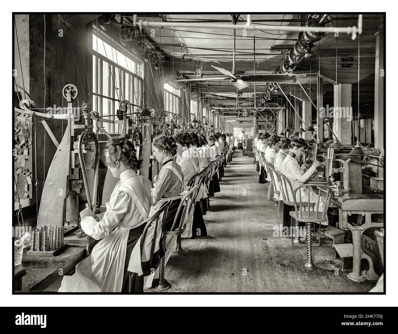 Vintage 1900s usine travaillent les femmes dans le département de serrure et de forage, les femmes dans le lieu de travail de l'usine National Cash Register Manufacturing. Detroit Dayton, Ohio, vers 1902. ÉTATS-UNIS Banque D'Images