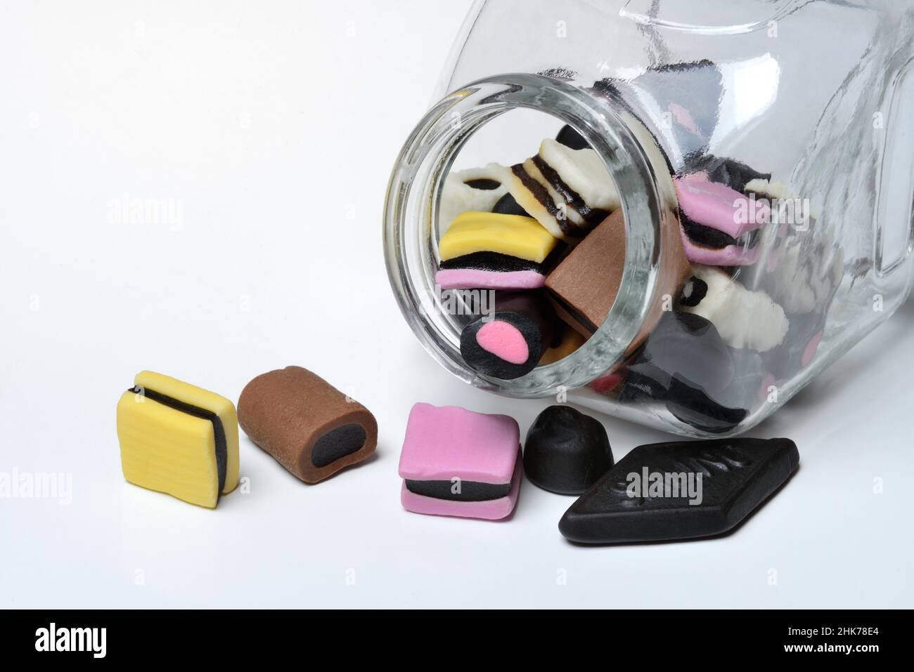 Bonbons à la réglisse dans un contenant en verre, réglisse, réglisse Banque D'Images