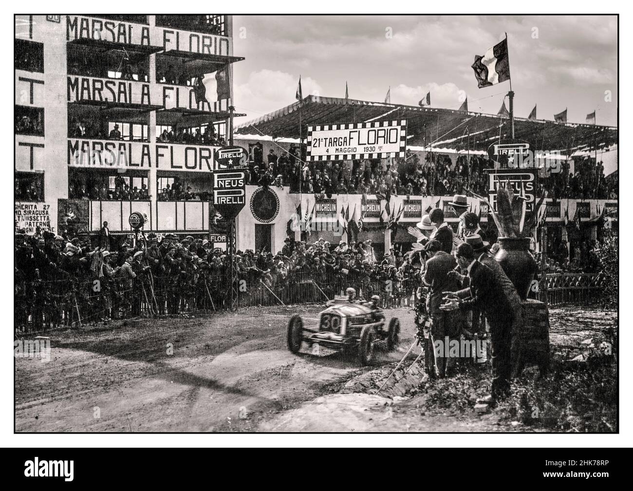 Achille Varzi dans son Alfa Romeo gagnant la Targa Florio Achille Varzi 1930 dans une voiture Alfa Romeo Grand Prix P2, dans la course Targa Florio, Sicile, 1930 Banque D'Images