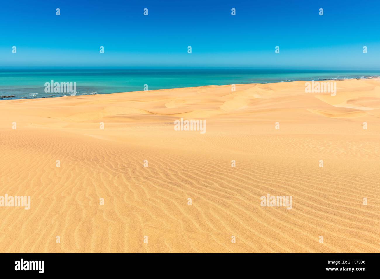 Le désert du Namib rencontre l'Atlantique Sud, Swakopmund, Namibie Banque D'Images