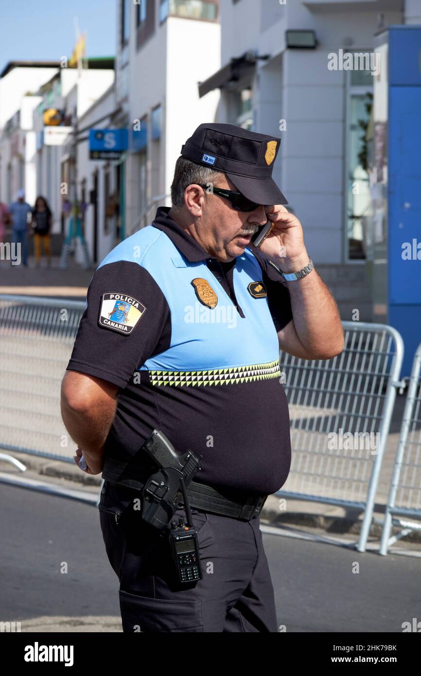 Police locale armée des îles canaries à bord d'un téléphone cellulaire à playa blanca Lanzarote Iles Canaries Espagne Banque D'Images