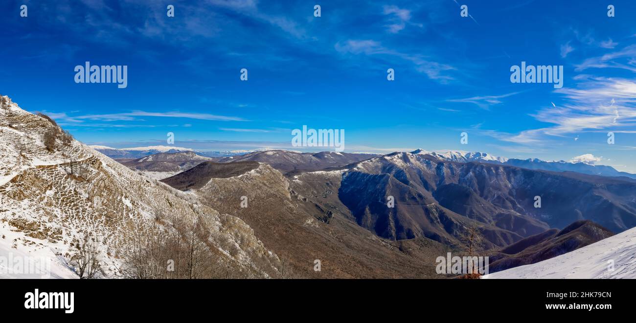 Vue panoramique sur les sommets enneigés des Apennines centrales italiennes.Composition de plusieurs images. Banque D'Images
