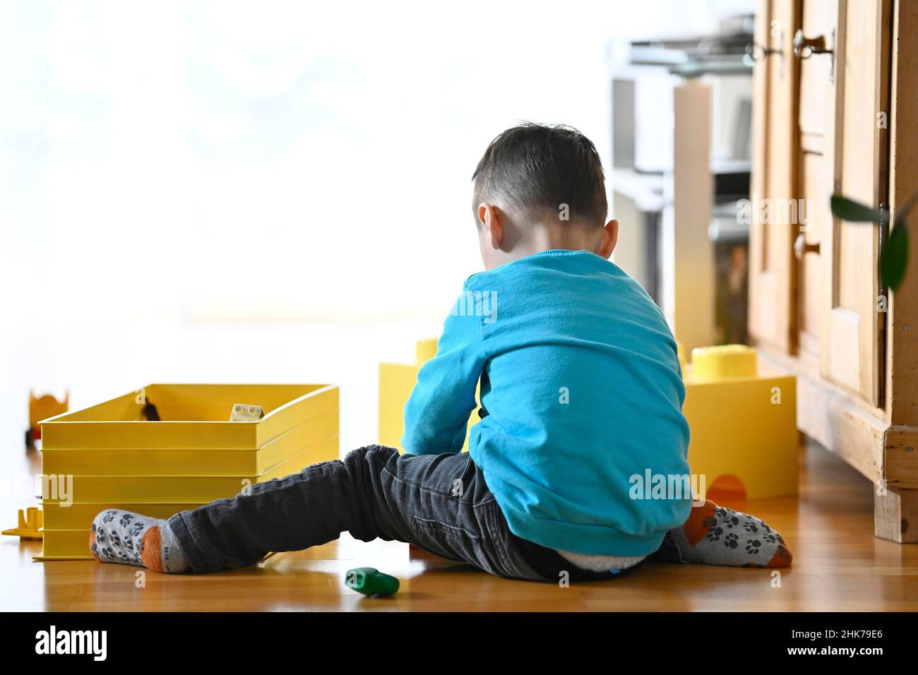 Garçon, 19 mois, multi-ethnique, joue sur parquet, Bade-Wurtemberg, Allemagne Banque D'Images