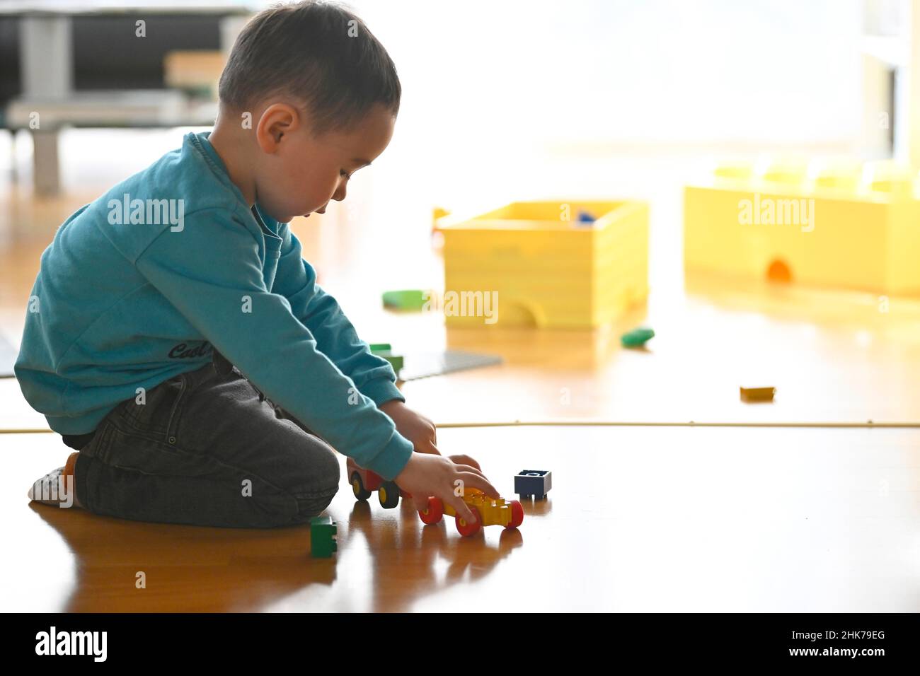 Garçon, 19 mois, multi-ethnique, joue sur parquet, Bade-Wurtemberg, Allemagne Banque D'Images